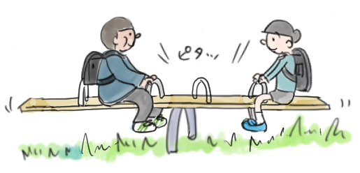 座る場所を移動してシーソーが釣り合うようにした男の子たち