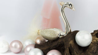 真珠と金の白鳥のオブジェの画像
