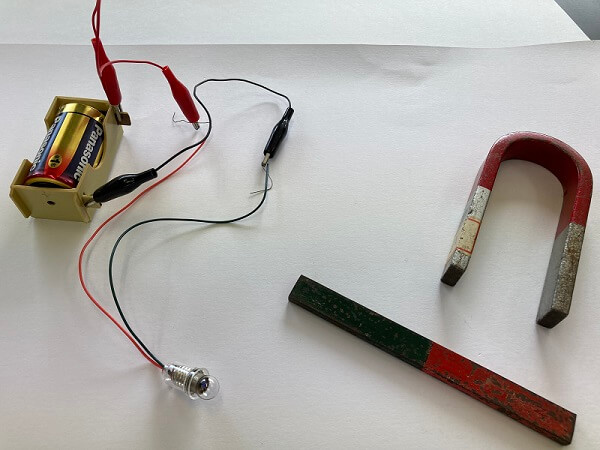 電気を流すかと磁石につくかを調べる実験に使う豆電球と磁石の画像